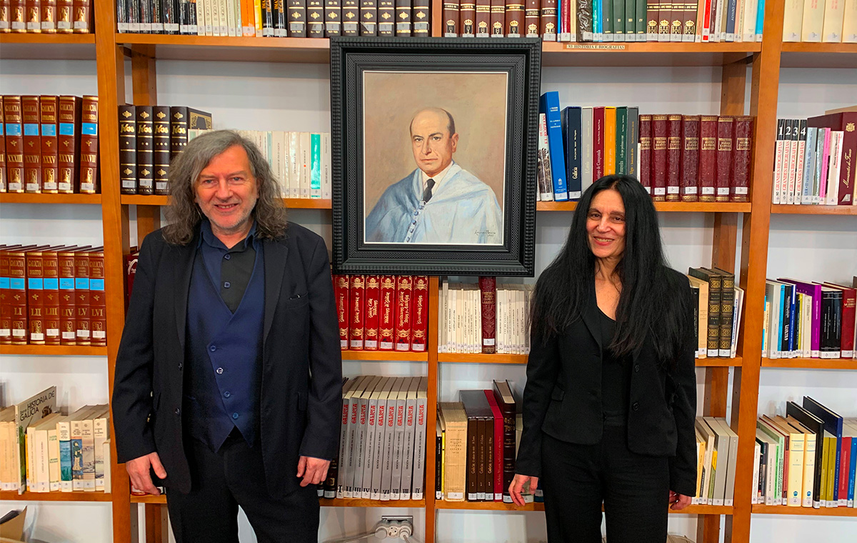 Carmen Blanco e Claudio Rodríguez Fer na biblioteca de Ricardo Carballo Calero, no Parlamento de Galicia