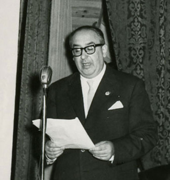 Álvaro Cunqueiro dando lectura ao seu discurso de ingreso na Academia. 