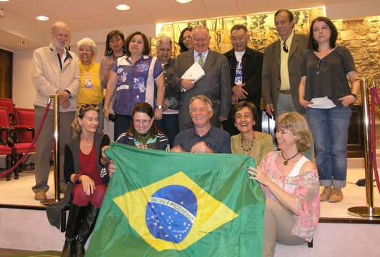 Foto de grupo dos alumnos brasileiros con Alonso Montero e D. Vilavedra.