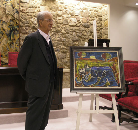 O pintor Blas Lourés xunto ao cadro que doou á Academia